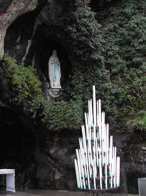 Szűz Mária szobra a jelenésnél - Lourdes