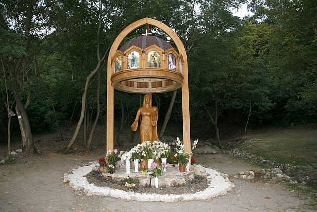 Szűz Mária emlékmű Szurdokpüspökiben