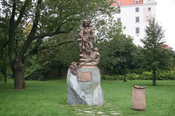 Szent Erzsébet szobra a pozsonyi várkertben