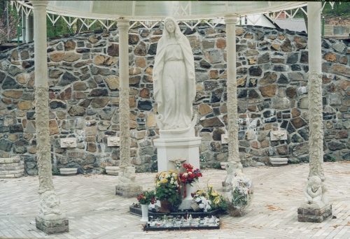 Szűz Mária szobra - Falloskút