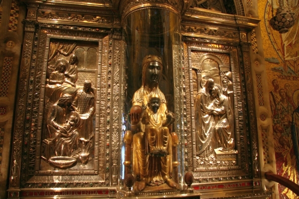 ISTENANYA Nagyboldogasszony szobra, Montserrat ISTENANYA Montserrat