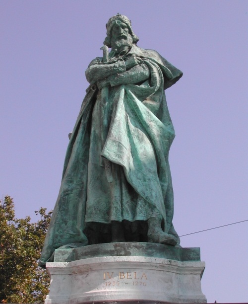 Árpád-házi IV. Béla király szobra a Hősök terén