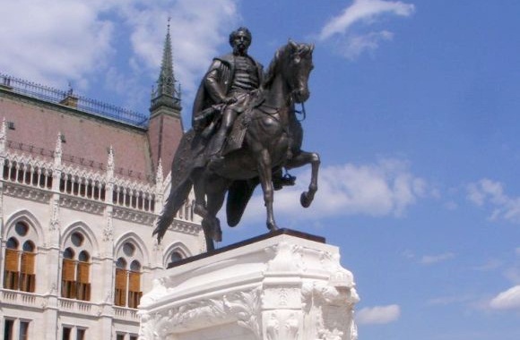 Hetven év után helyére került az Andrássy-szobor