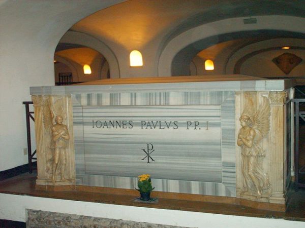 A tavaly szentté avatott II. János Pál pápa síremléke a vatkáni Grottóban, az egyházfők temetkezési helyén
