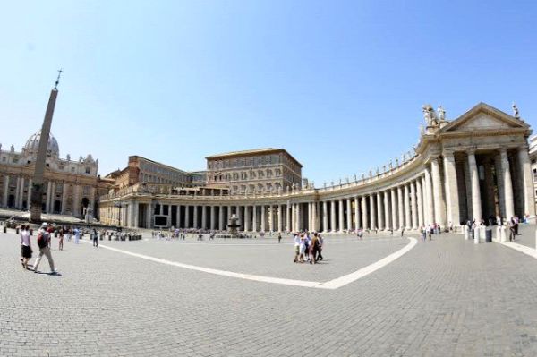 Vatikán, Bernini oszlopsora, háttérben a Szent Péter-bazilikával