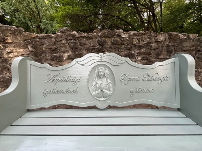Szent Margit padja &uacute;jra dicső f&eacute;ny&eacute;ben t&uuml;nd&ouml;k&ouml;l a Margit-szigeten, Budapesten