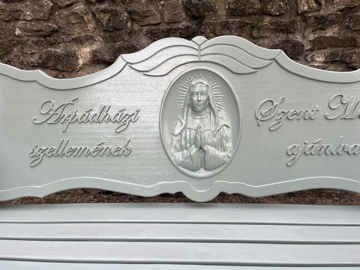 Szent Margit padja &uacute;jra dicső f&eacute;ny&eacute;ben t&uuml;nd&ouml;k&ouml;l a Margit-szigeten, Budapesten