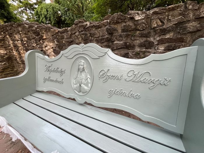 Szent Margit padja &uacute;jra dicső f&eacute;ny&eacute;ben t&uuml;nd&ouml;k&ouml;l a Margit-szigeten, Budapesten