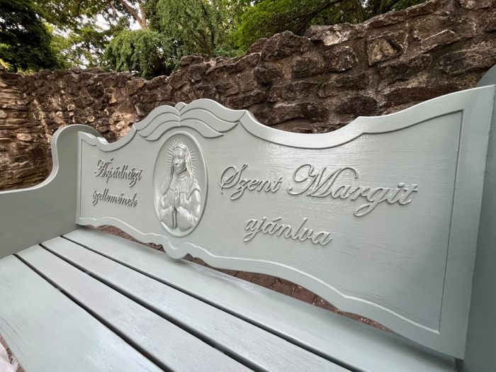 Szent Margit padja &uacute;jra dicső f&eacute;ny&eacute;ben t&uuml;nd&ouml;k&ouml;l a Margit-szigeten, Budapesten