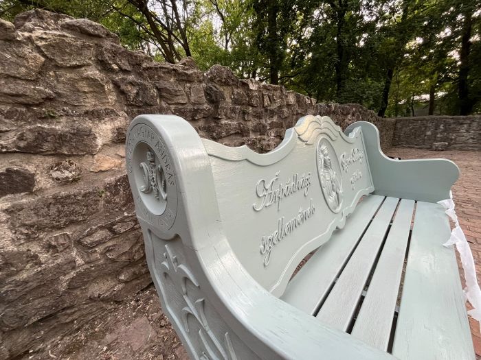 Szent Margit padja &uacute;jra dicső f&eacute;ny&eacute;ben t&uuml;nd&ouml;k&ouml;l a Margit-szigeten, Budapesten